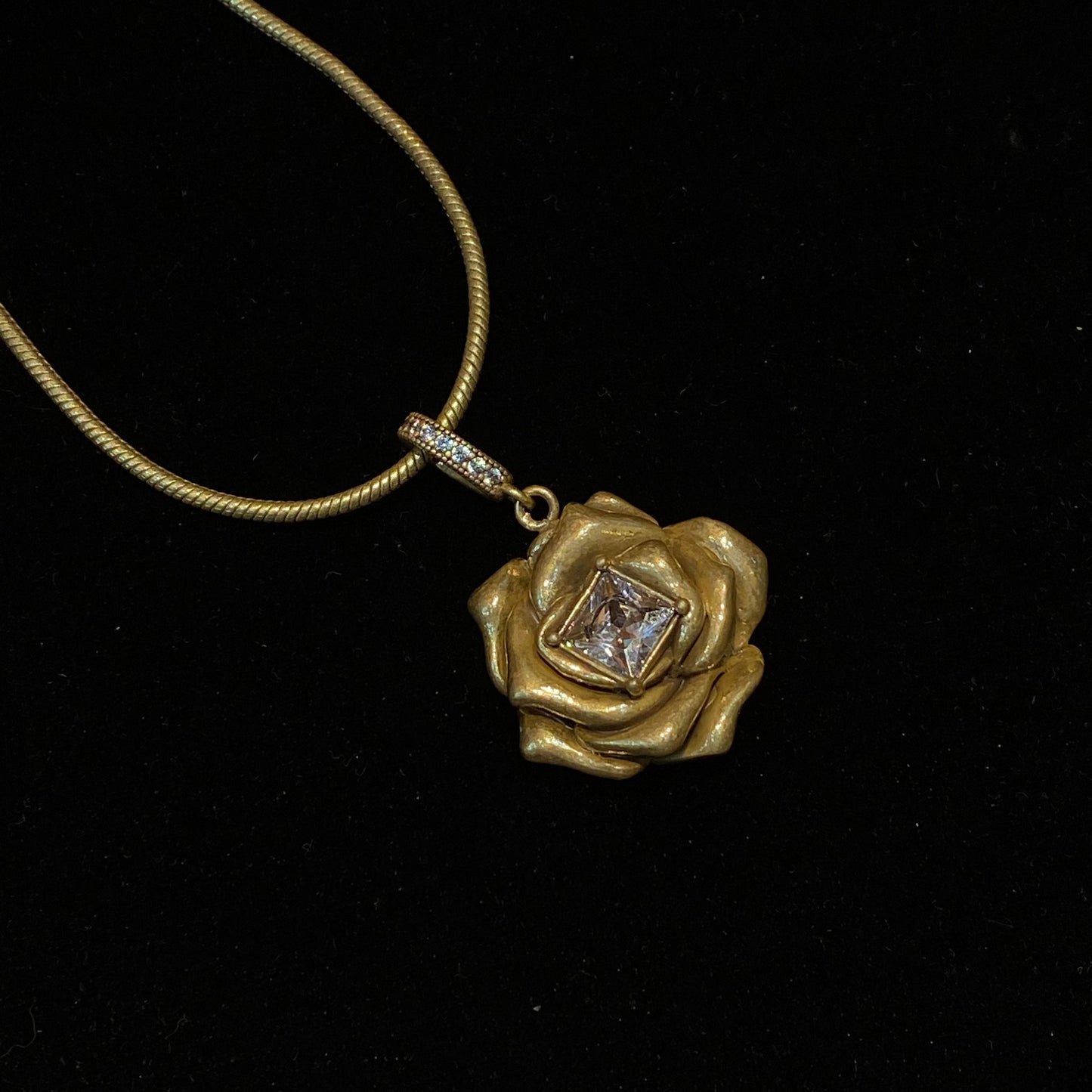 The Vantage style necklace Rose Shape Brass 24kgold-plated in Russin Gold with a main Rhinestone