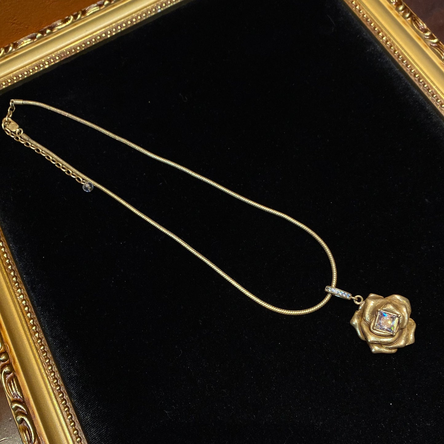 The Vantage style necklace Rose Shape Brass 24kgold-plated in Russin Gold with a main Rhinestone