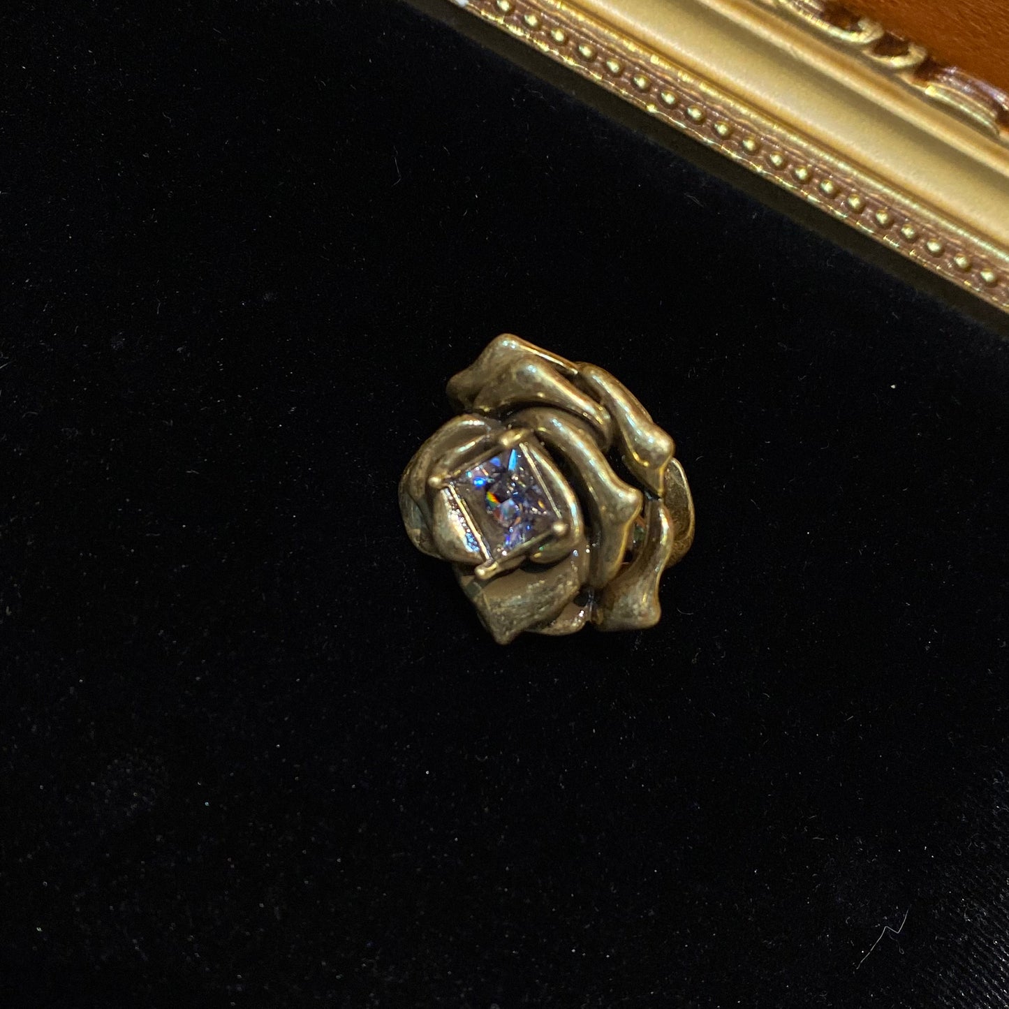The Vintages style ring Rose Shape brass 24k gold-plated in 2Russin gold color with a main Rhinestore