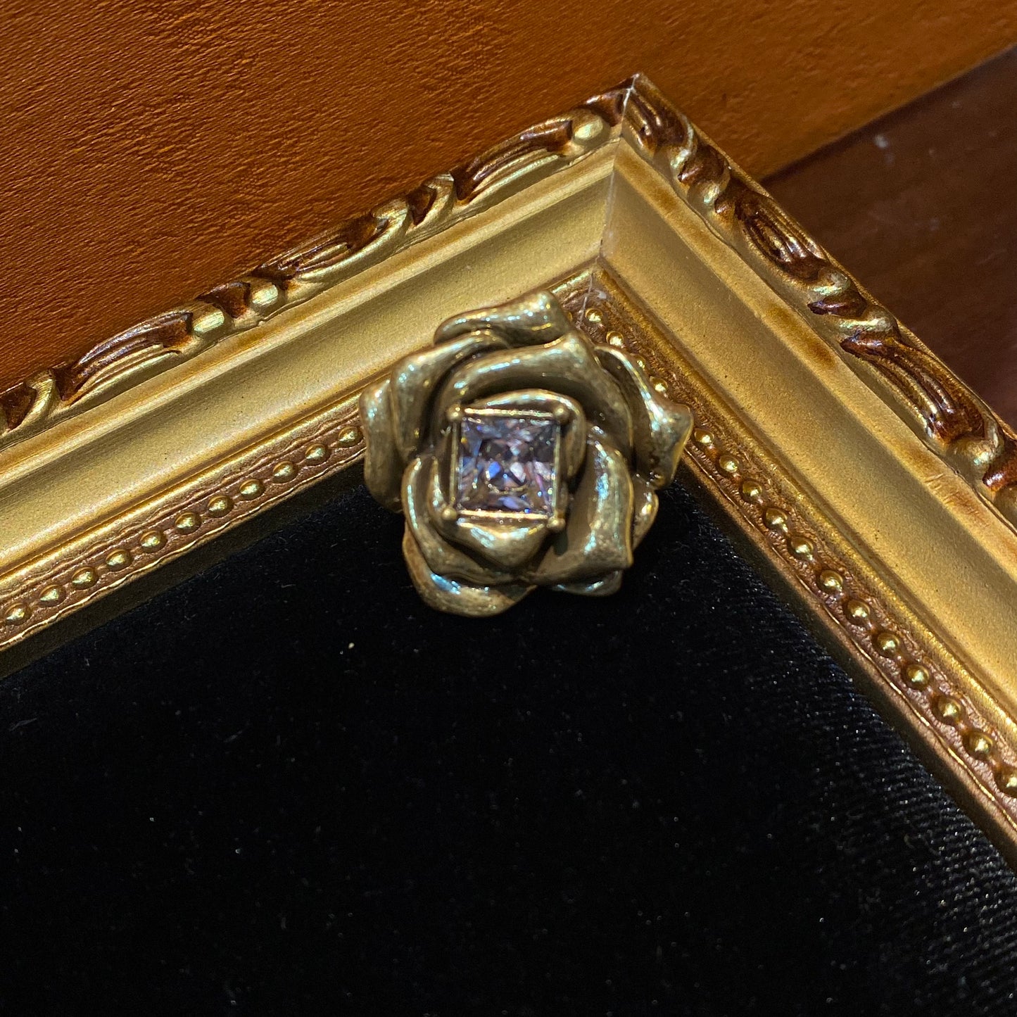 The Vintages style ring Rose Shape brass 24k gold-plated in 2Russin gold color with a main Rhinestore