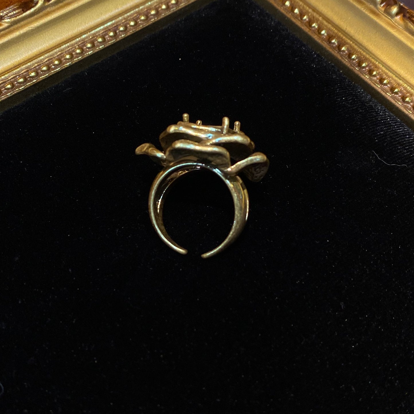 The Vintages style ring Rose Shape brass 24k gold-plated in 2Russin gold color with a main Rhinestore