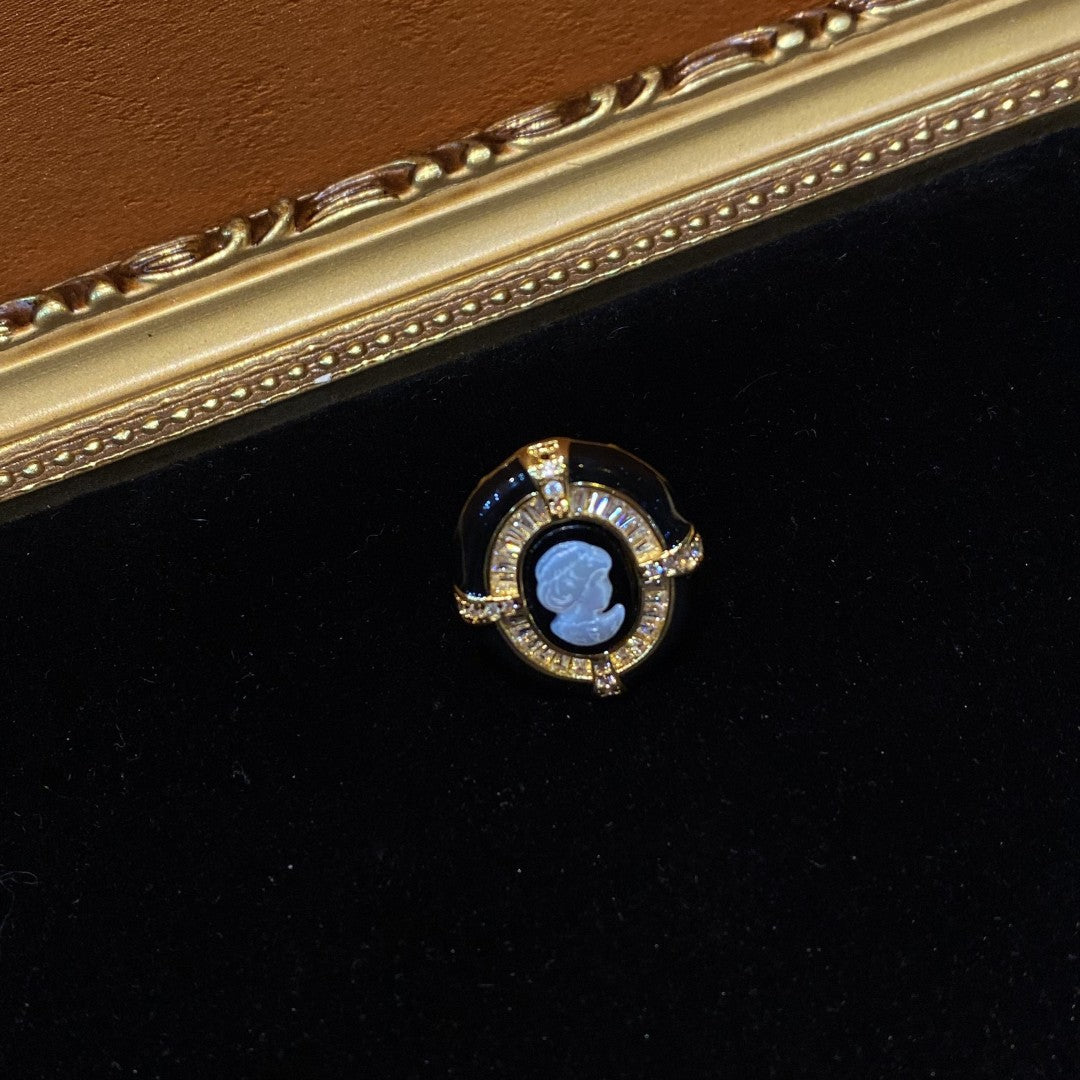 Vitatge style 18k-gold plated brass ring with cameo and rhinestone black enamel