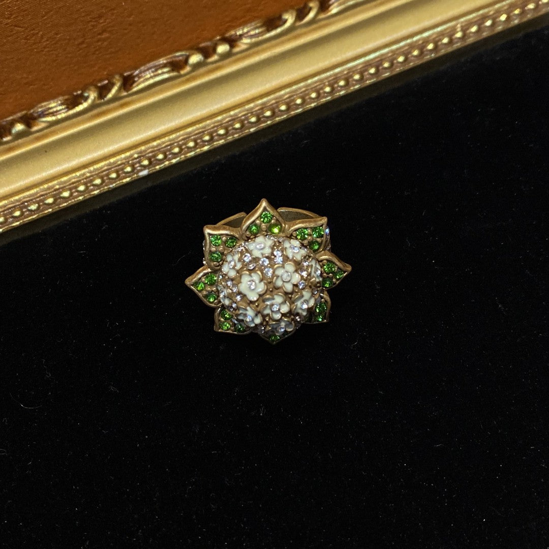 Vitatge style 18k-gold plated brass ring a flower shape with green and white rhinestones