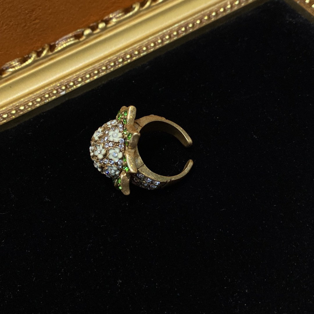 Vitatge style 18k-gold plated brass ring a flower shape with green and white rhinestones