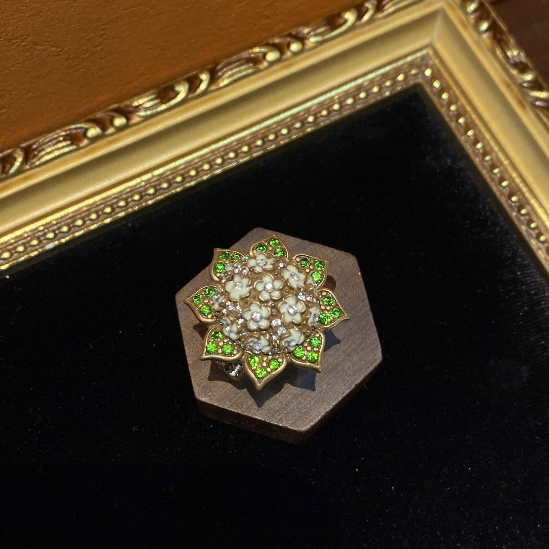 Vitatge style 18k-gold plated brass ring a flower shape with green and white rhinestones