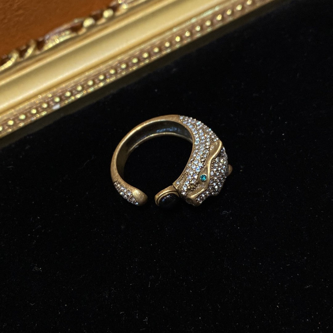 Vitatge style 18k-gold plated brass ring a leopard shape with green and white rhinestones and black natural stone