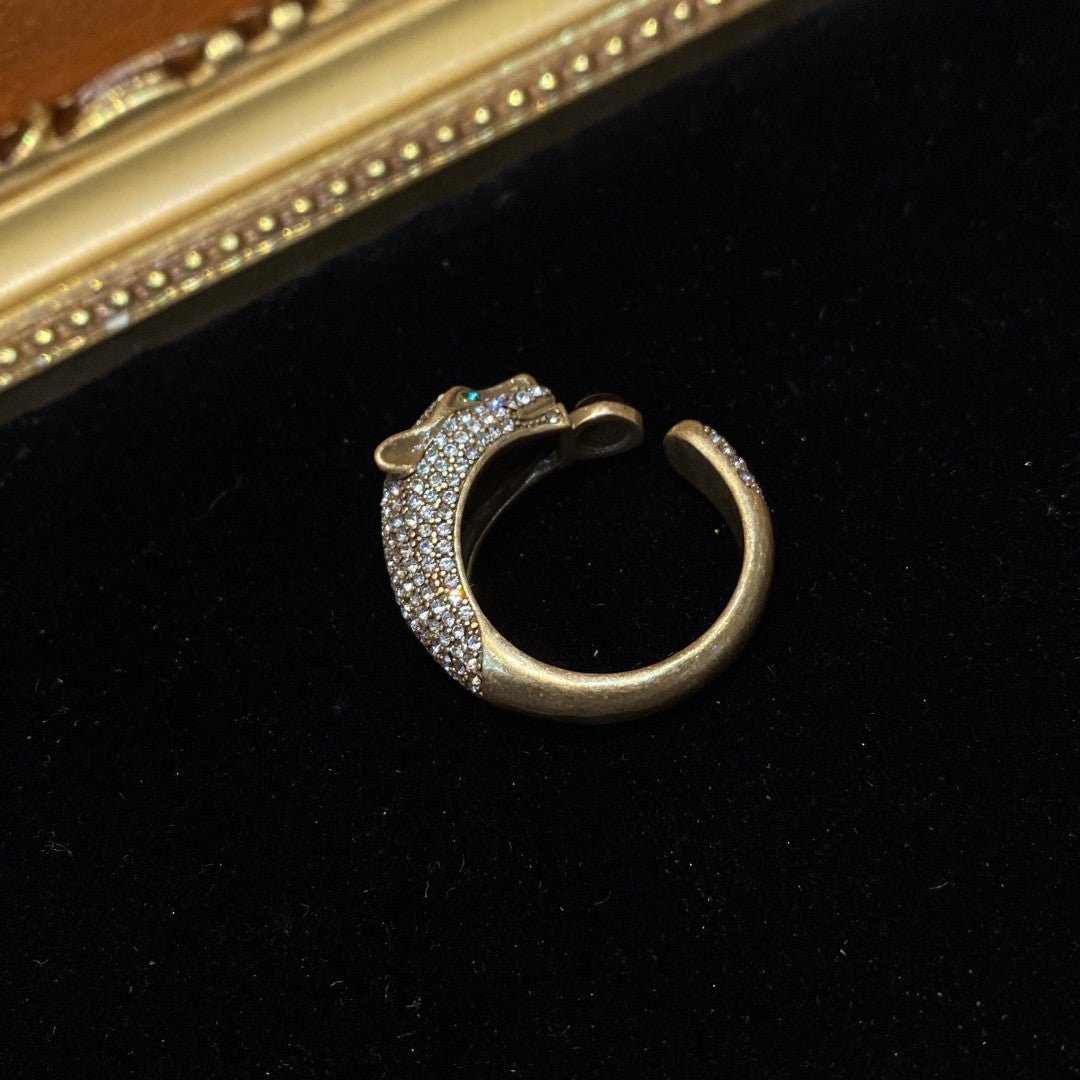 Vitatge style 18k-gold plated brass ring a leopard shape with green and white rhinestones and black natural stone