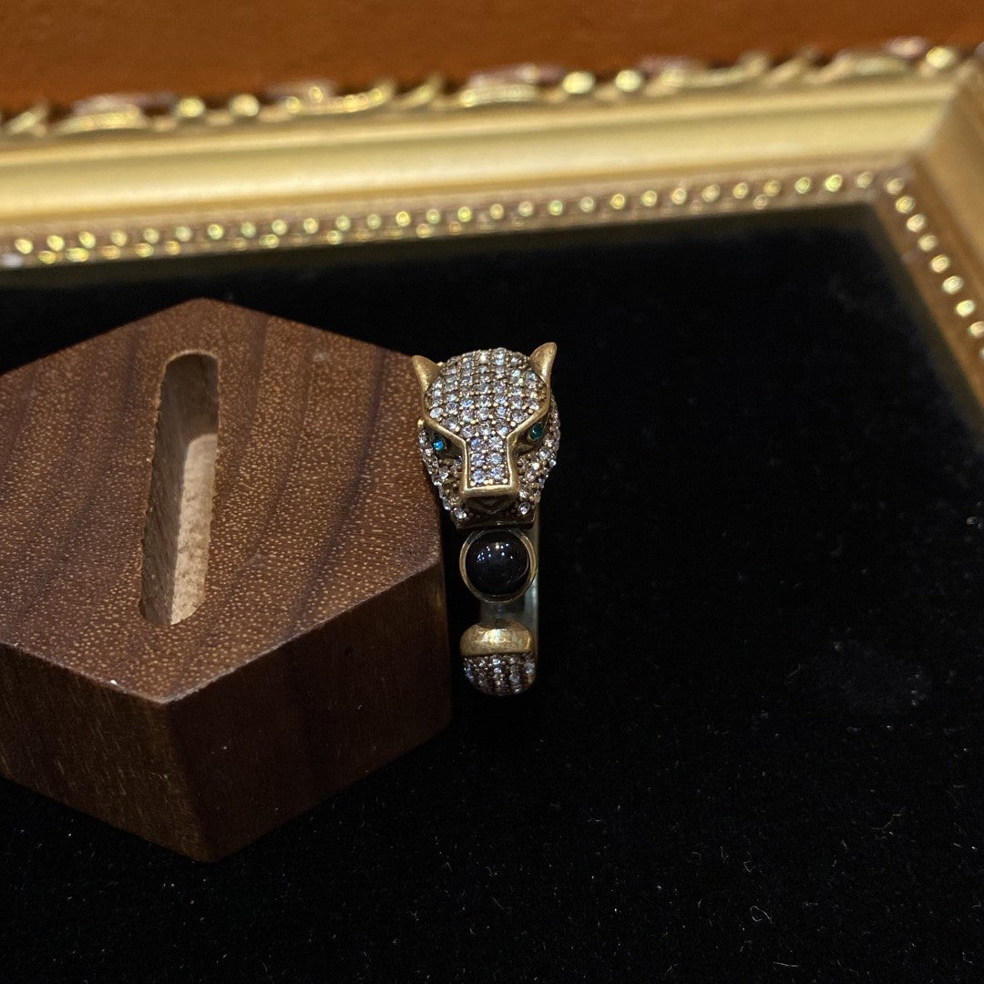 Vitatge style 18k-gold plated brass ring a leopard shape with green and white rhinestones and black natural stone