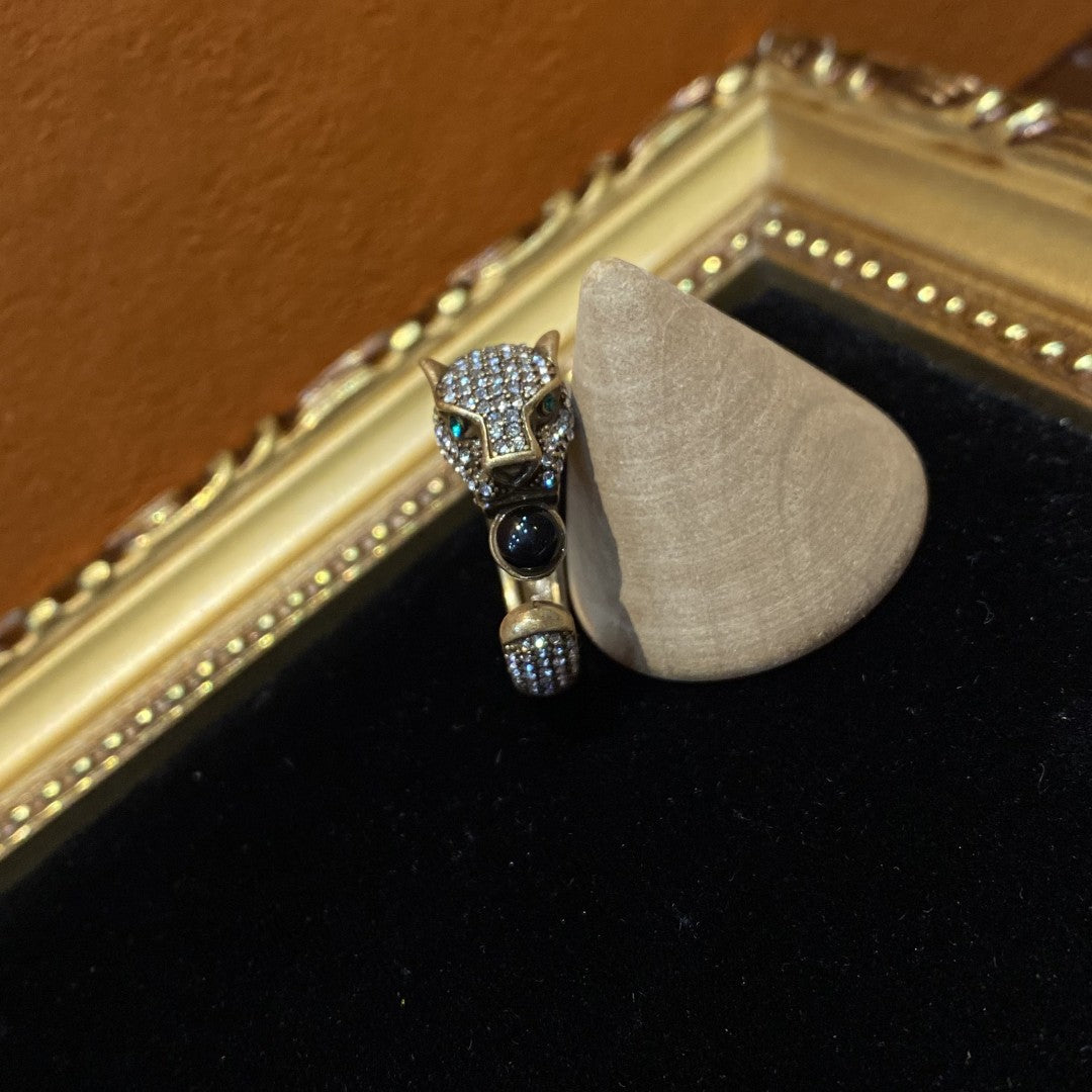 Vitatge style 18k-gold plated brass ring a leopard shape with green and white rhinestones and black natural stone