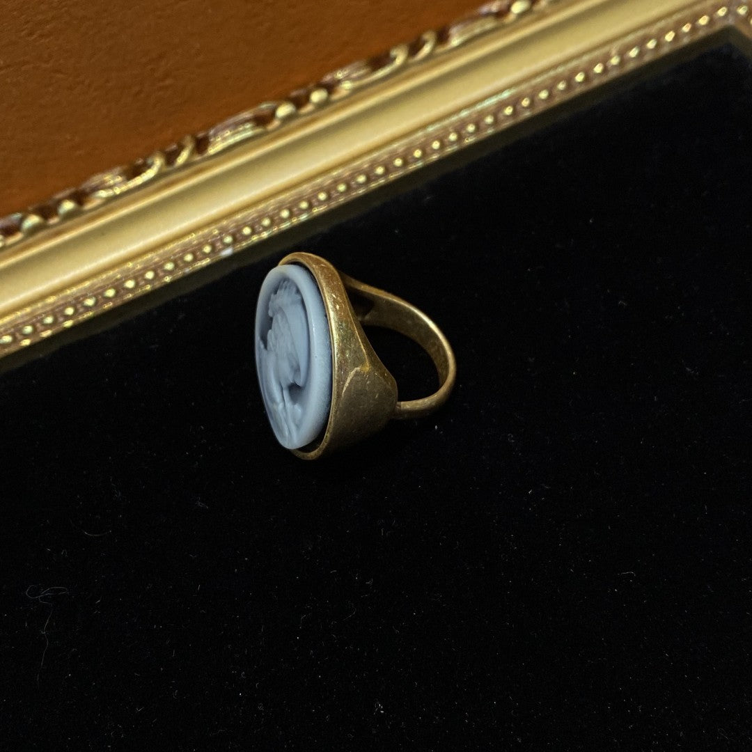 Vitatge style 18k-gold plated brass ring a circle shape with cameo design