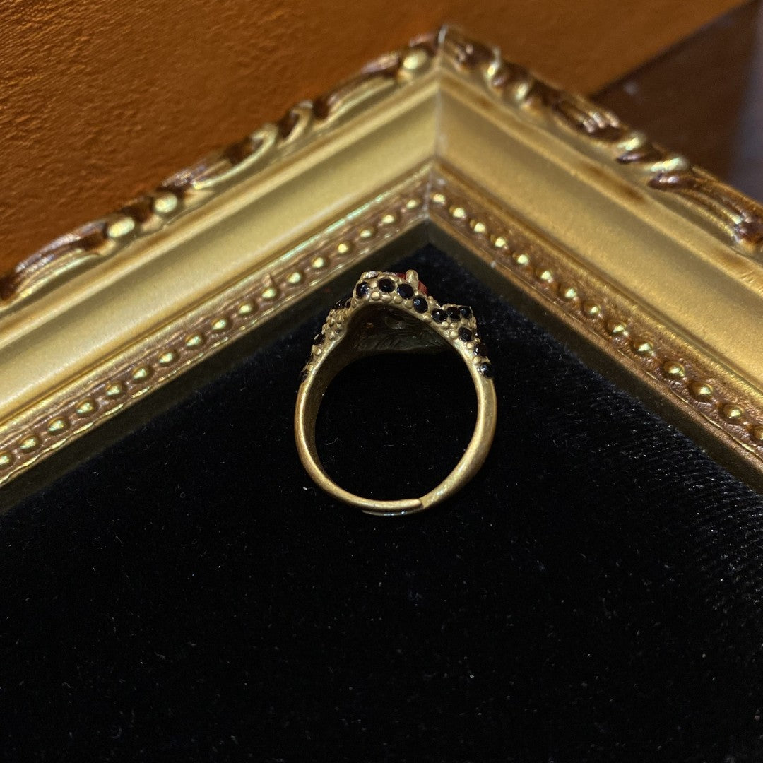 Vitatge style 18k-gold plated brass ring a square shape with red rhinestone and white & naveyblue diamonds