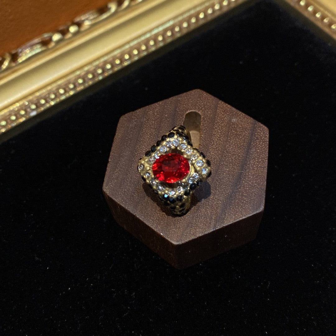 Vitatge style 18k-gold plated brass ring a square shape with red rhinestone and white & naveyblue diamonds