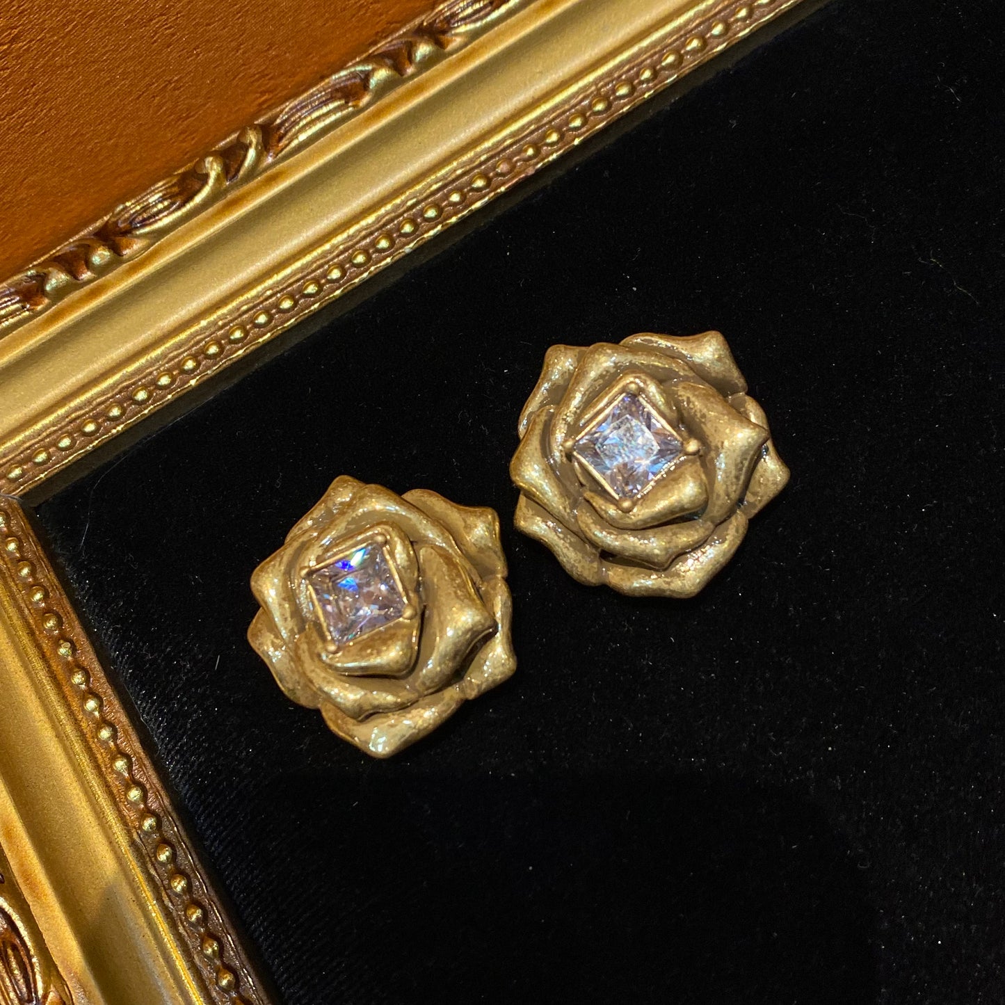 The Vintages style Earingsrose shape Brass with 24k gold-plated in Russin gold color with a main Rhinestone