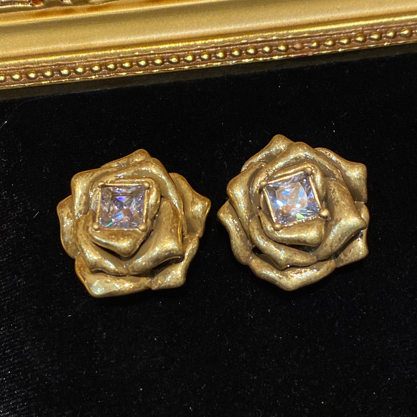 The Vintages style Earingsrose shape Brass with 24k gold-plated in Russin gold color with a main Rhinestone