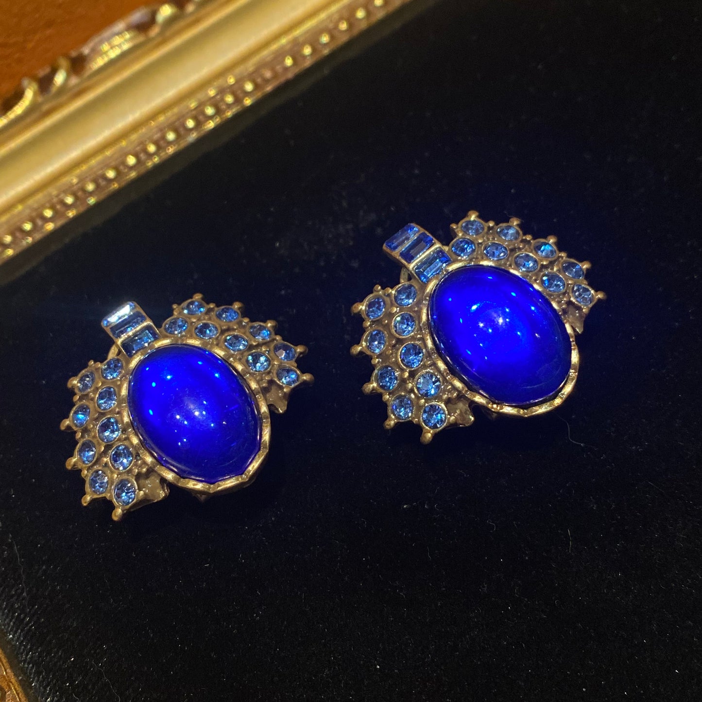 vintage style 18k-gold plated earrings made by oval blue coloured glaze with blue rhinestones in firework shape gorgerous & chariming