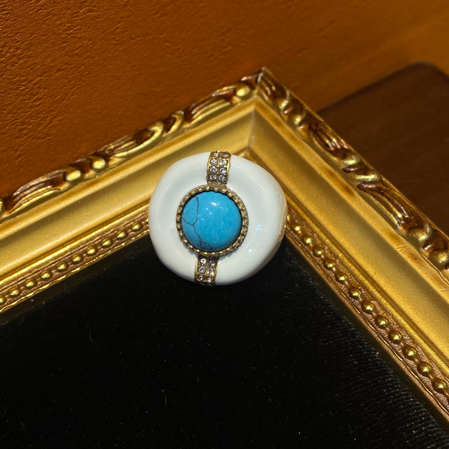 vintage style 18k-gold plated white enamelled ring with a circle turquoise in the middle