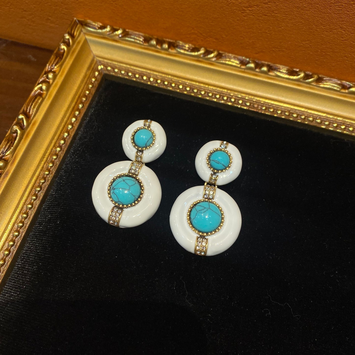 vintage style 18k-gold plated white enamelled earrings with a circle turquoise and two circles drop earings.