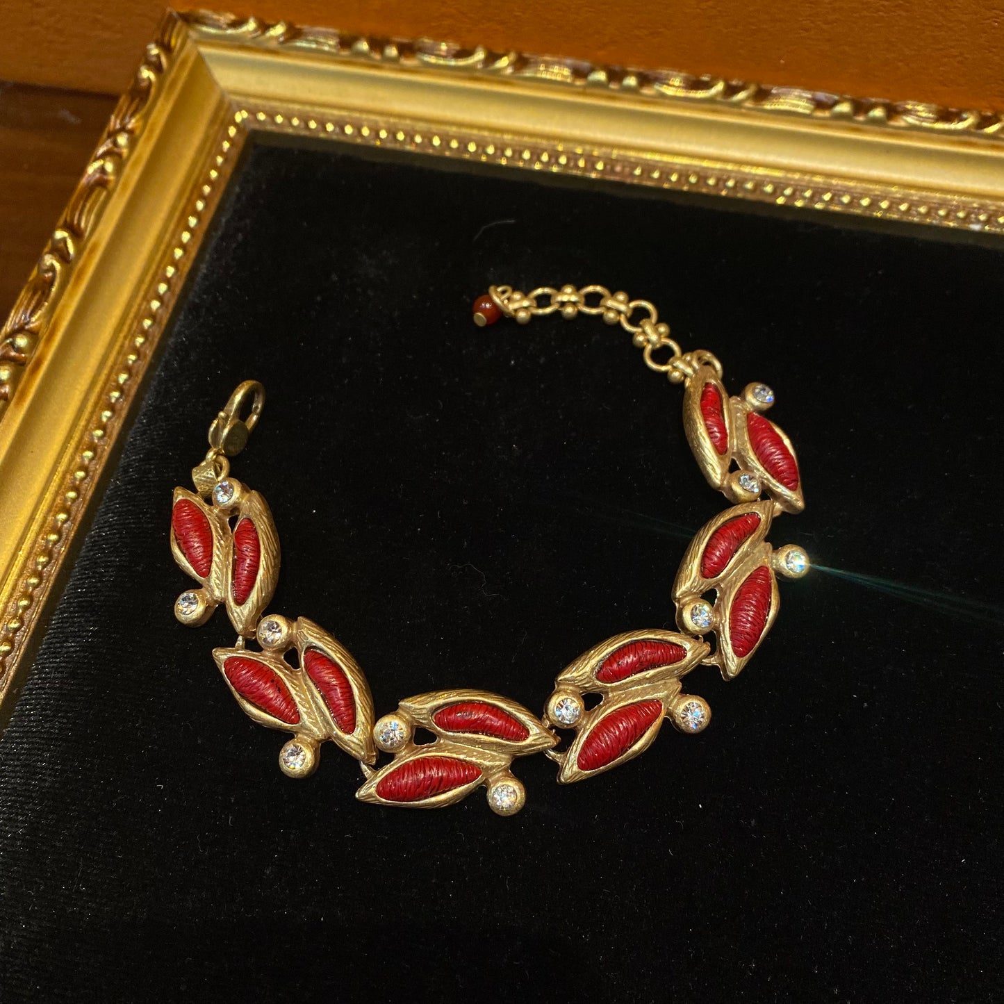 Fashion Vintage Designed brass adjustable bracelets 18k Gold-plated With rhinestones and resin leaves shapes Women'S Jewelry