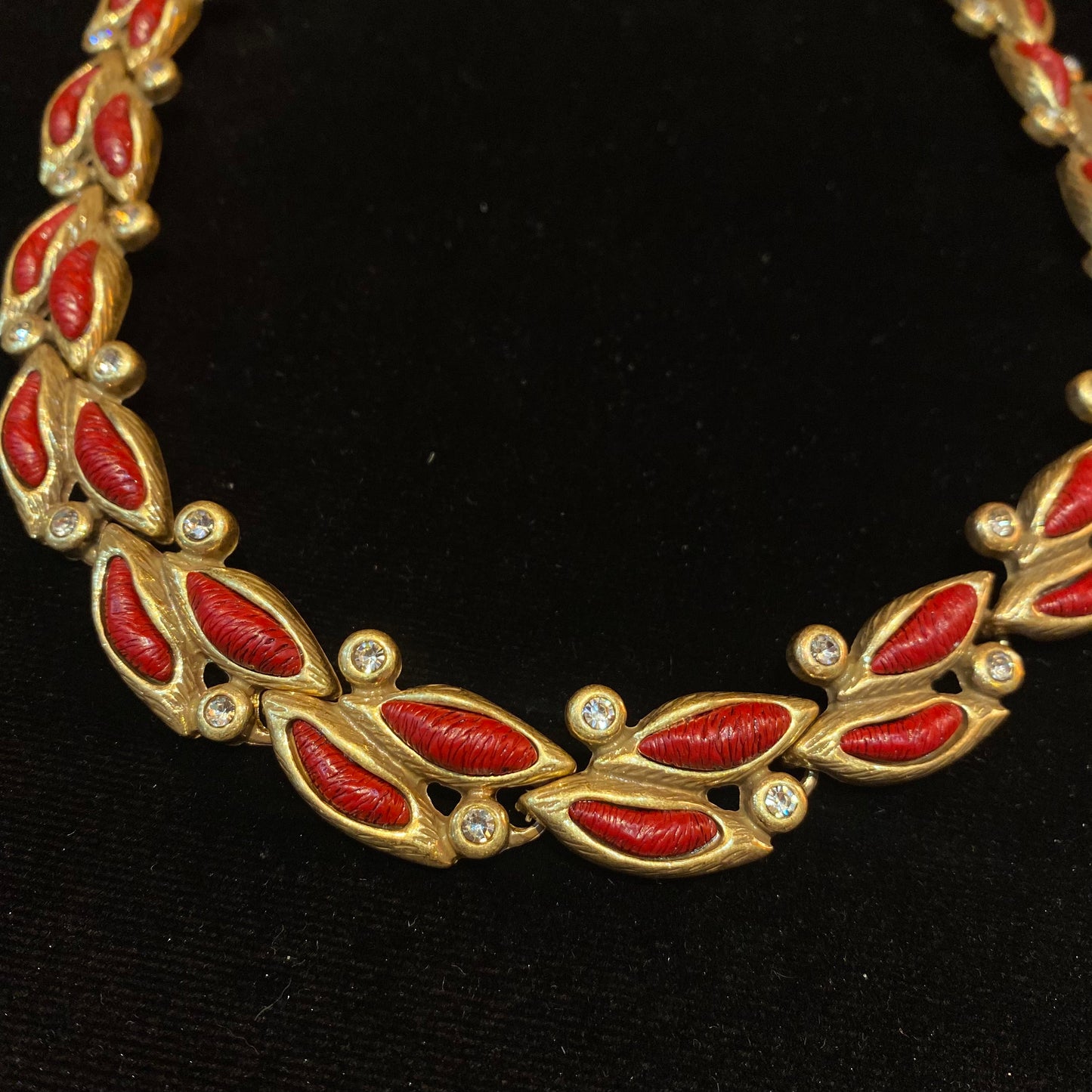 Fashion Vintage Designed brass adjustable Necklace 18k Gold-plated With rhinestones and resin leaves shapes Women'S Jewelry