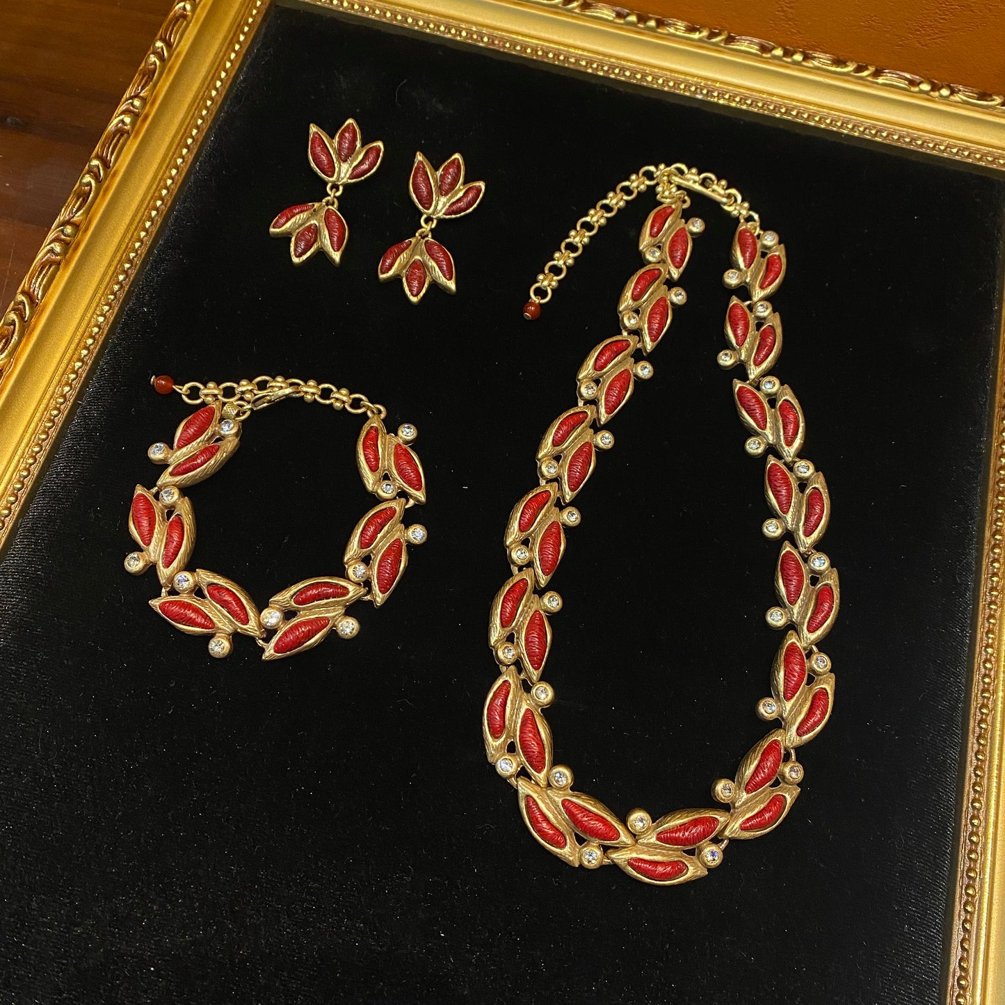 Fashion Vintage Designed brass adjustable Necklace 18k Gold-plated With rhinestones and resin leaves shapes Women'S Jewelry