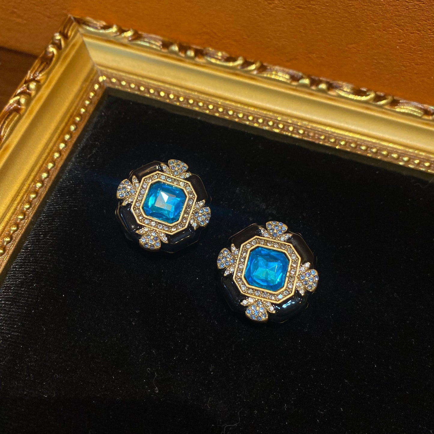 Vintage style designed brass 18k-gold plated square earings with black enamelled and blue main rhinestone in the middles