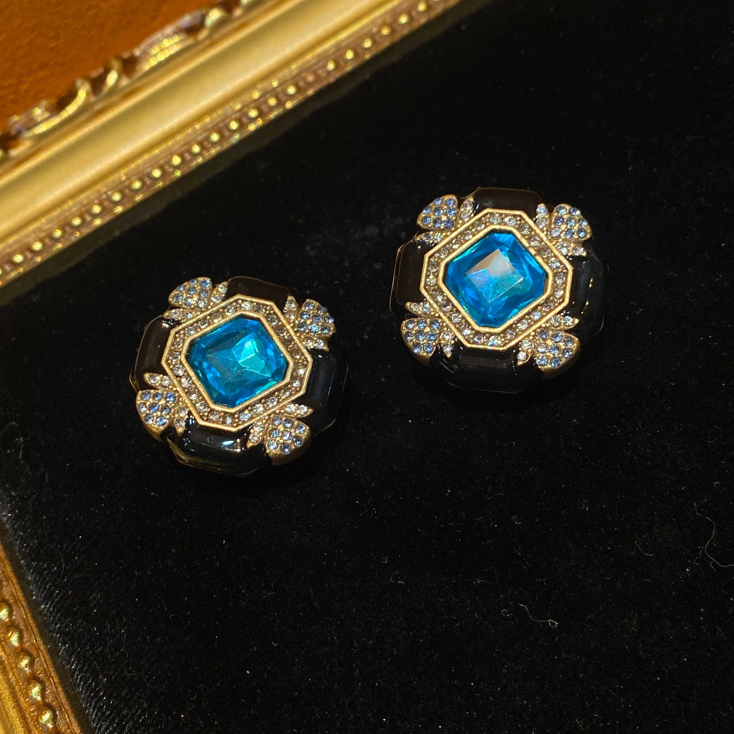 Vintage style designed brass 18k-gold plated square earings with black enamelled and blue main rhinestone in the middles