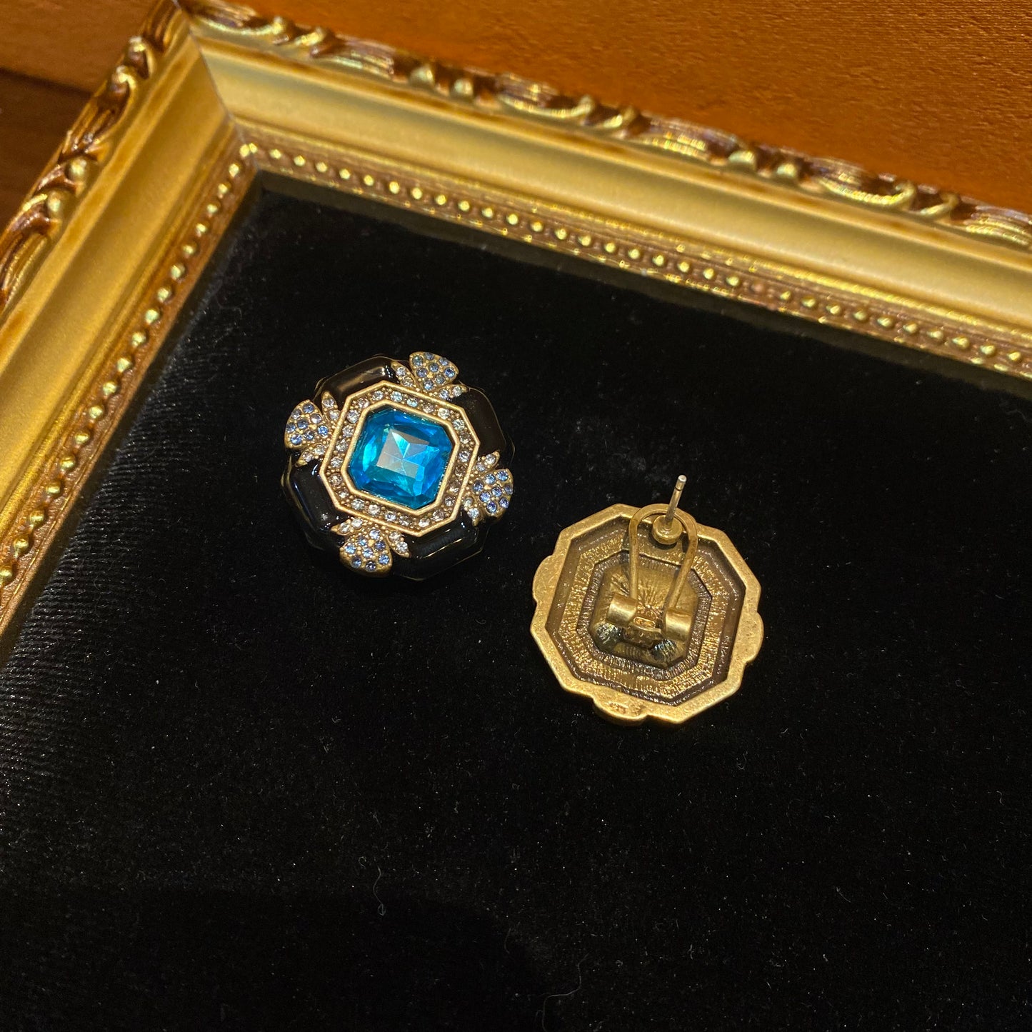 Vintage style designed brass 18k-gold plated square earings with black enamelled and blue main rhinestone in the middles
