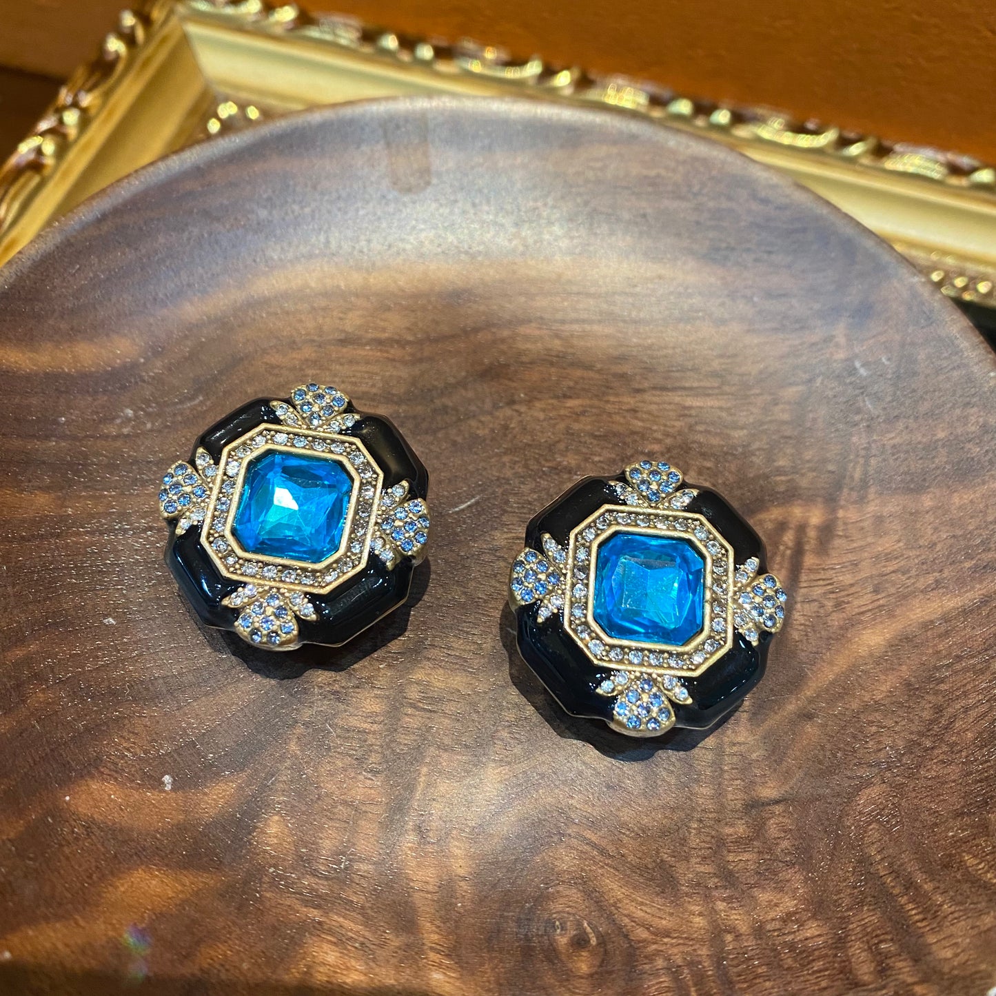 Vintage style designed brass 18k-gold plated square earings with black enamelled and blue main rhinestone in the middles