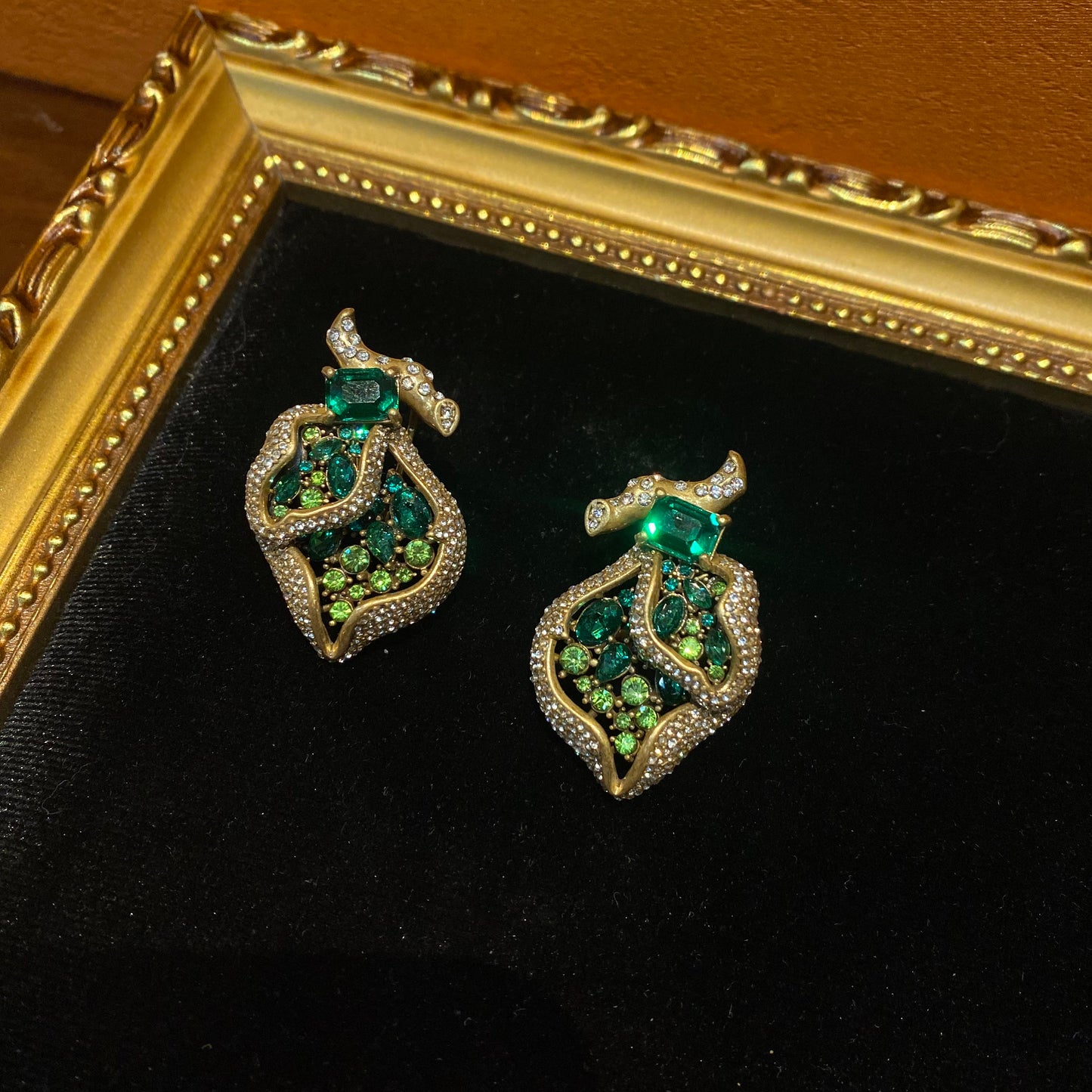 vintages style designed brass 18k-gold plated leaf shape earings with green rhinestone and green diamonds gorgerous and charming earrings.
