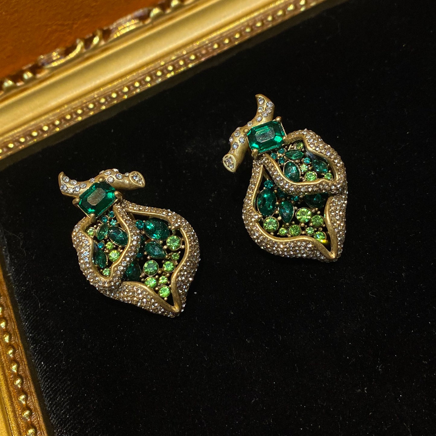 vintages style designed brass 18k-gold plated leaf shape earings with green rhinestone and green diamonds gorgerous and charming earrings.