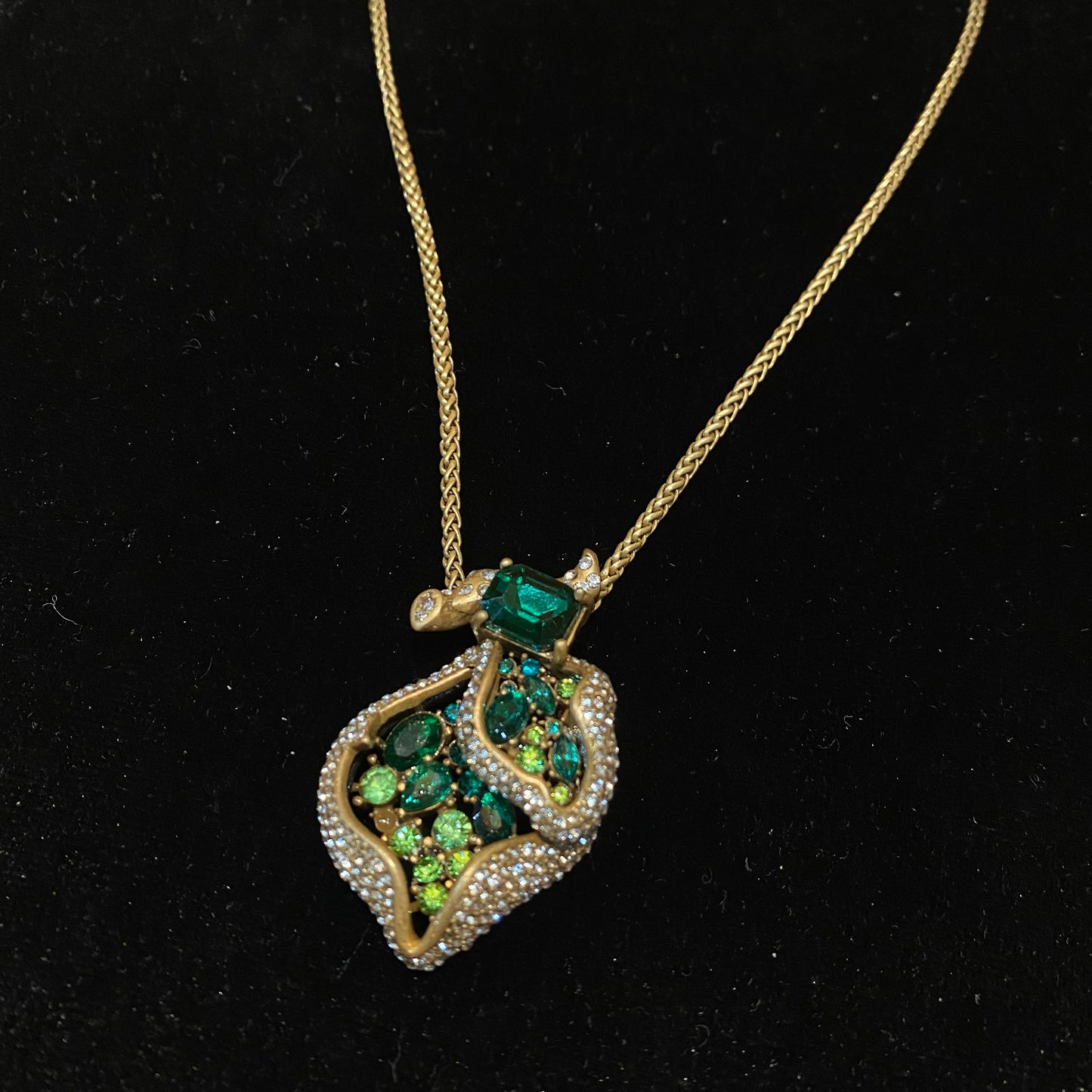 vintages style designed brass 18k-gold plated leaf shape denpant necklace green rhinestone and green diamonds gorgerous and charming drop necklace