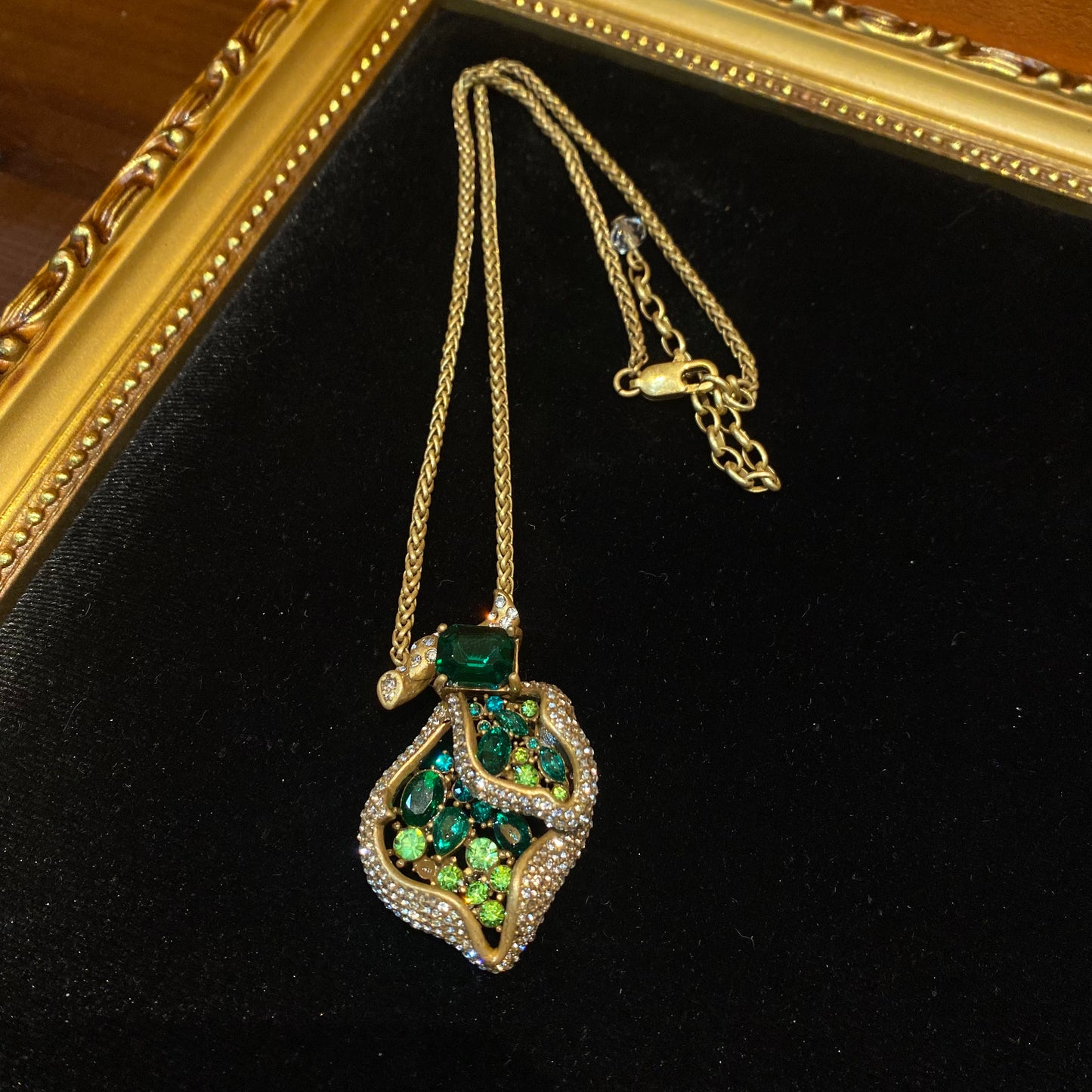 vintages style designed brass 18k-gold plated leaf shape denpant necklace green rhinestone and green diamonds gorgerous and charming drop necklace