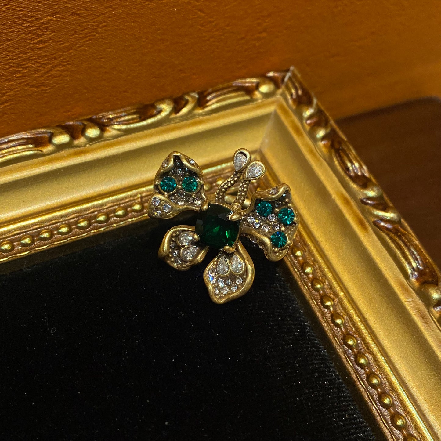 vintage style designed butterful rings with green rhinestones brass 18k-gold plated cute and trendy