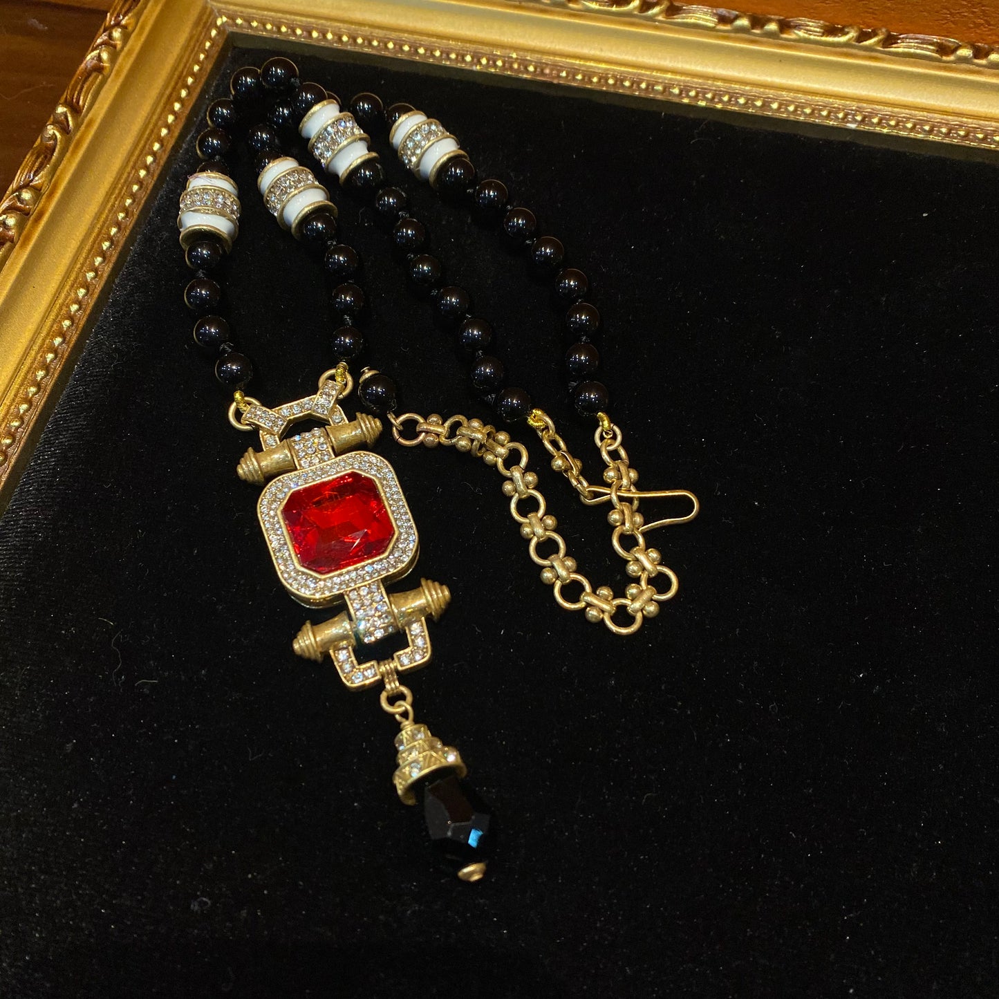 Vintage style designed brass adjustment 18k-gold plated necklace with black natural stone beads with a red rhinestone denpant