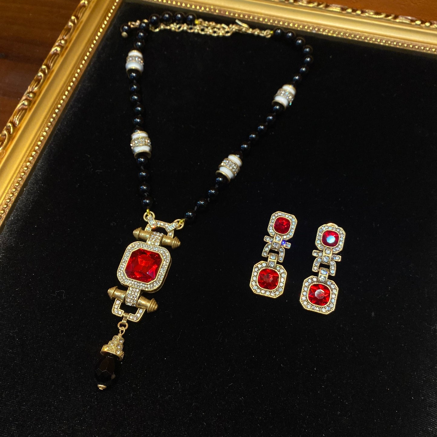 Vintage style designed brass adjustment 18k-gold plated necklace with black natural stone beads with a red rhinestone denpant