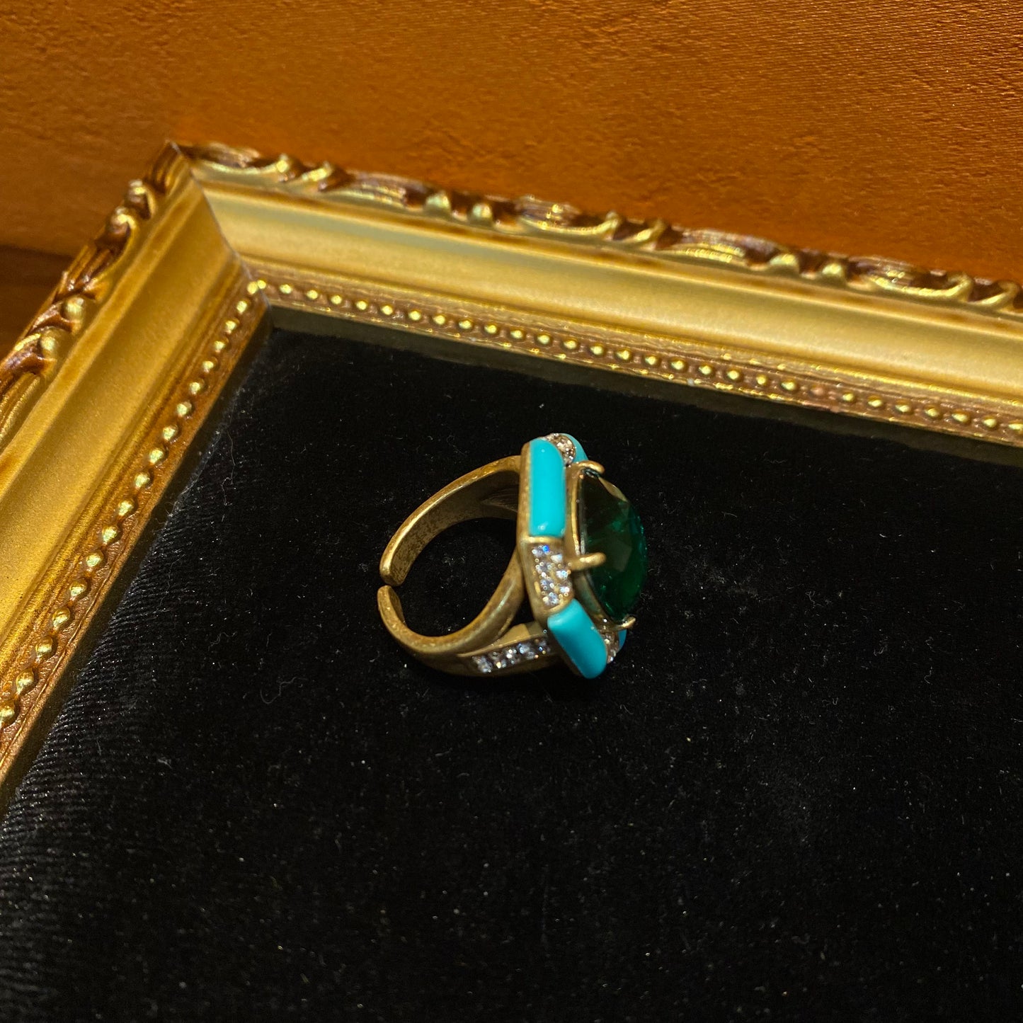Vintage style designed brass 18k-gold plated ring with squre blue rhinestone and light blue enamel