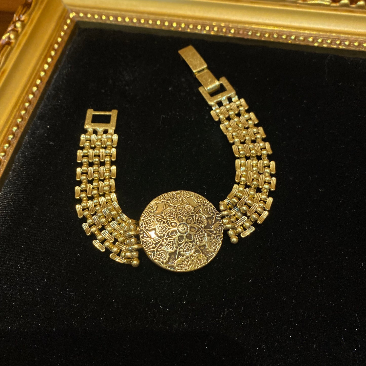 Vintage style desgned 18k-gold plated brass with circle rhinestone bracelet like a watch