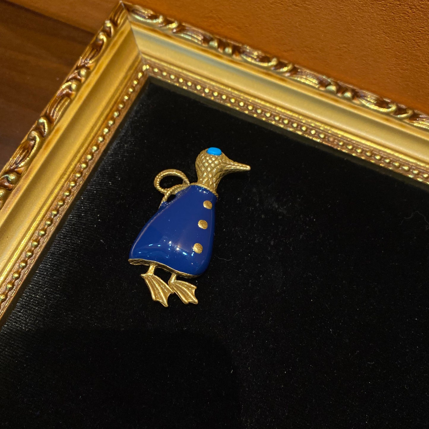 vintage style designed penguin pin made by the brass 18k-gold plated with blue enamelled pin cute