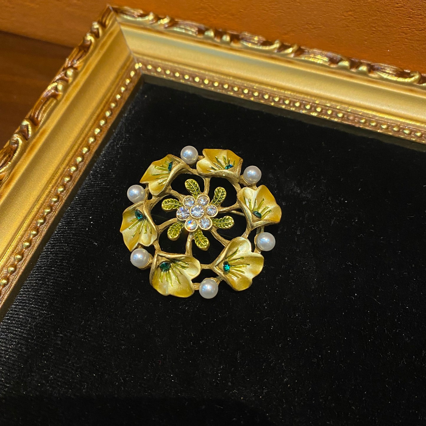 vintage style desinged flower pin made by the 18k-gold plated brass with glass pearls beads and rhinestones.