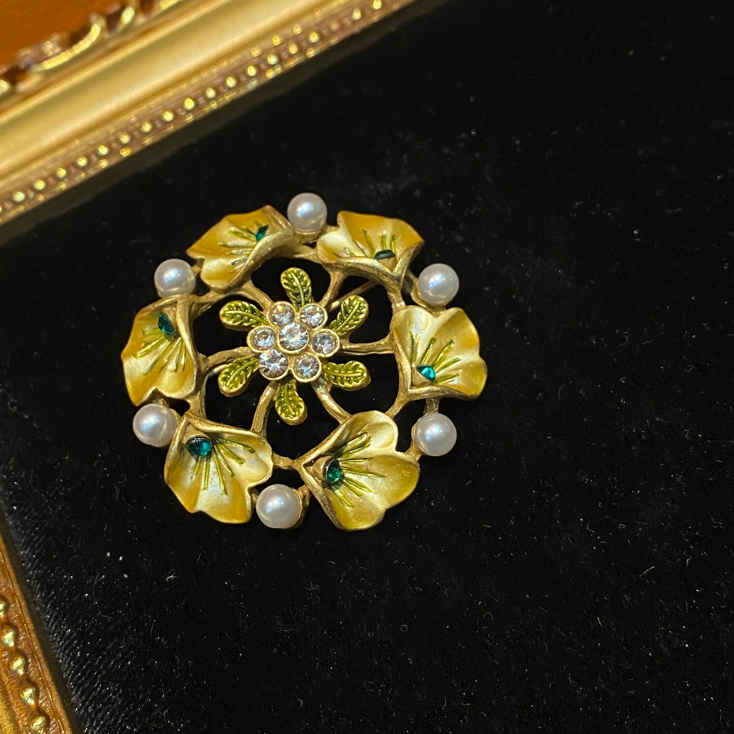 vintage style desinged flower pin made by the 18k-gold plated brass with glass pearls beads and rhinestones.