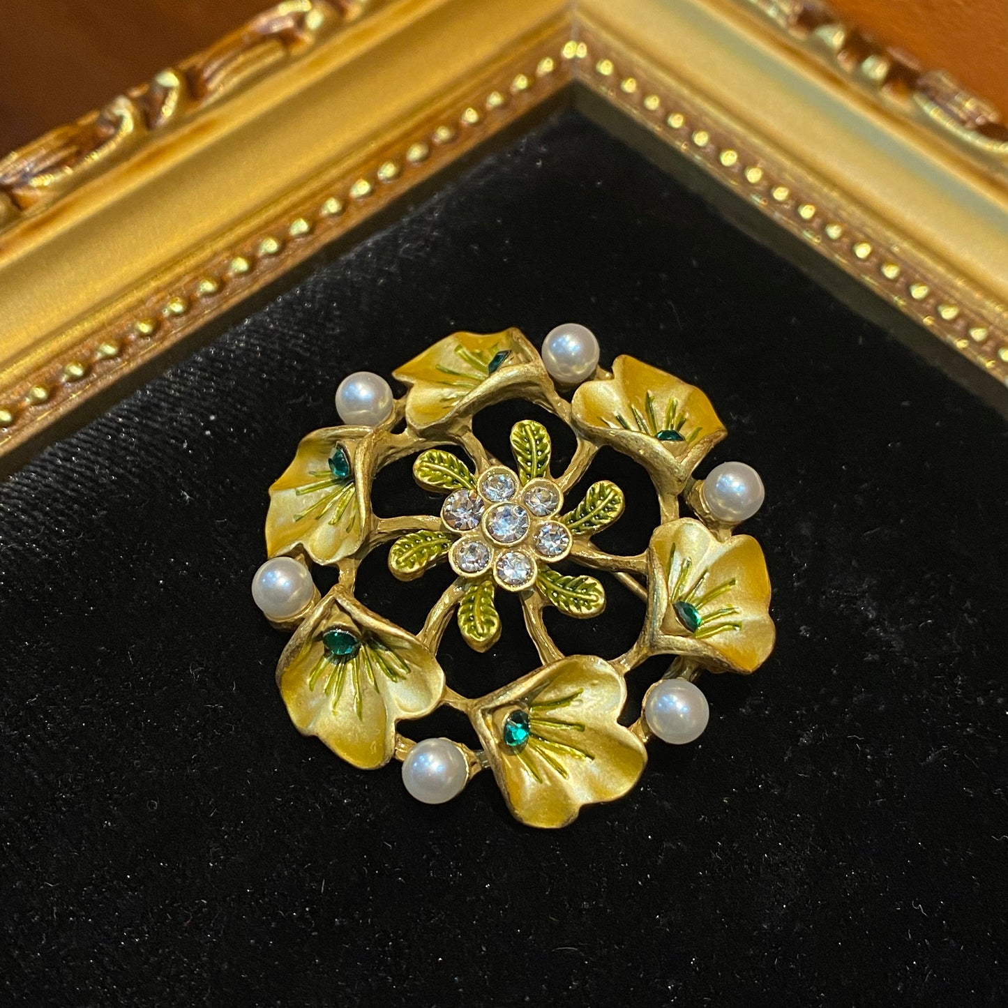 vintage style desinged flower pin made by the 18k-gold plated brass with glass pearls beads and rhinestones.