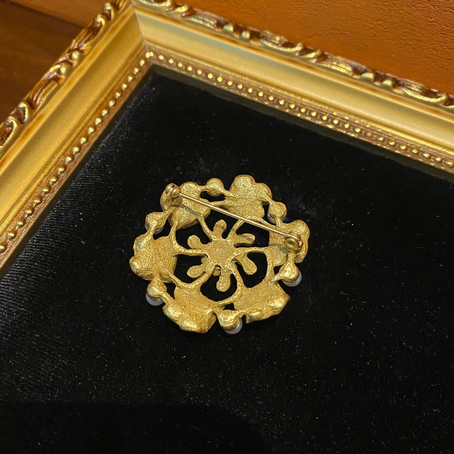 vintage style desinged flower pin made by the 18k-gold plated brass with glass pearls beads and rhinestones.