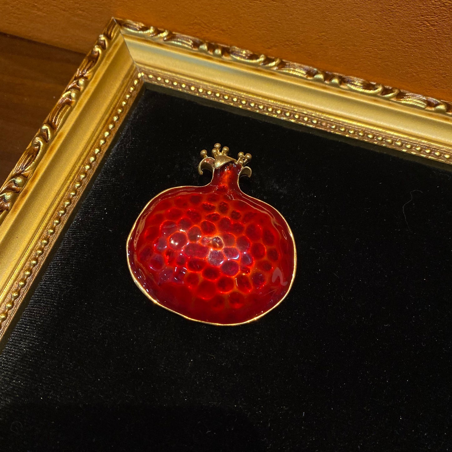 vintages style design gomegranate shape pin brass 18k-gold plated with red enamelled cute
