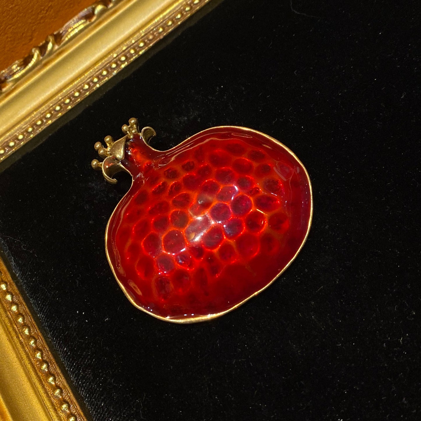 vintages style design gomegranate shape pin brass 18k-gold plated with red enamelled cute