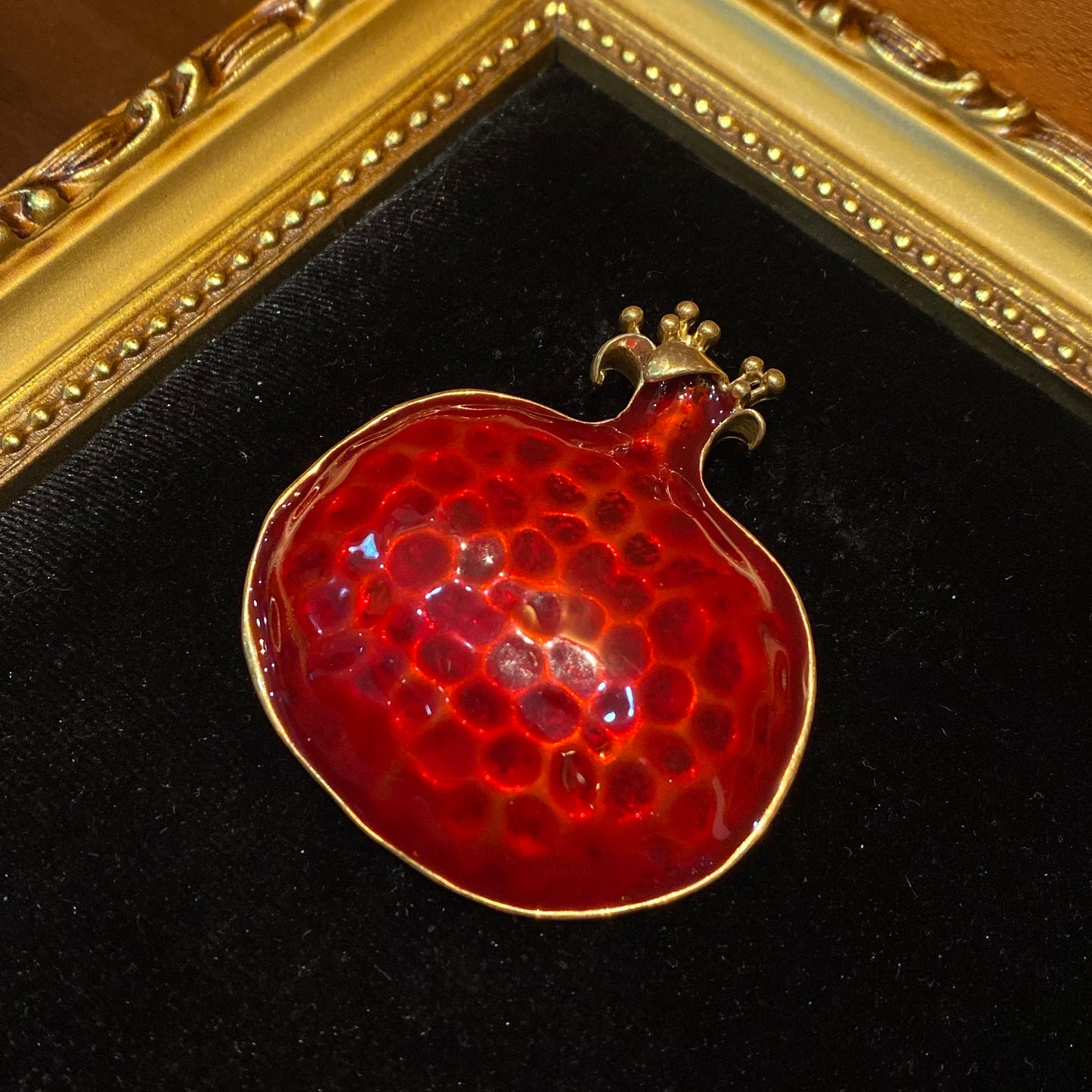 vintages style design gomegranate shape pin brass 18k-gold plated with red enamelled cute