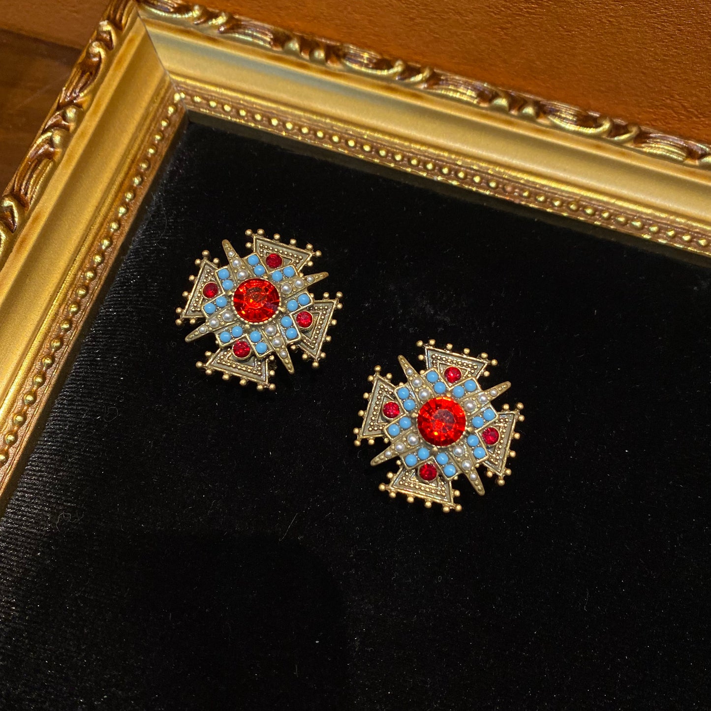 Vintage style designed crossing earrings shape brass 18k-gold plated with red rhinestone and turquoise beads.