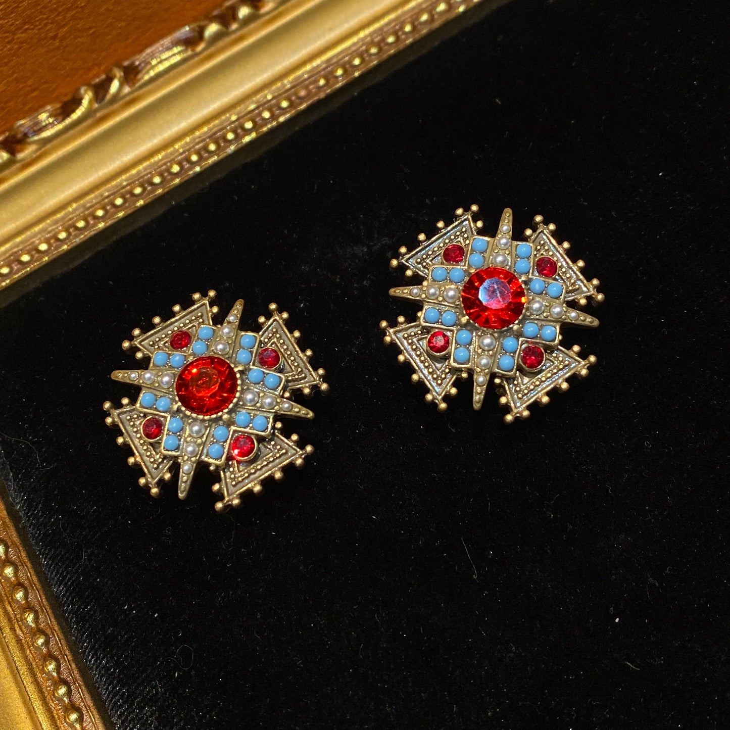 Vintage style designed crossing earrings shape brass 18k-gold plated with red rhinestone and turquoise beads.