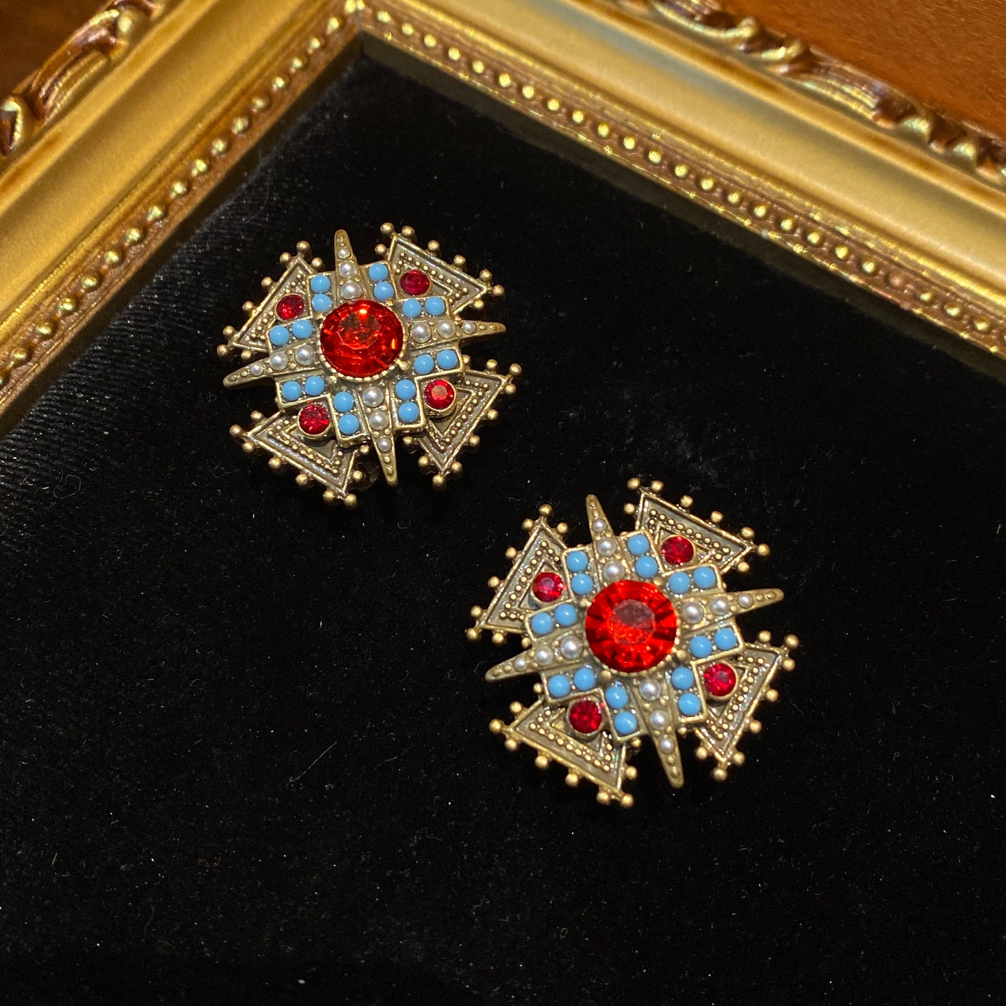 Vintage style designed crossing earrings shape brass 18k-gold plated with red rhinestone and turquoise beads.