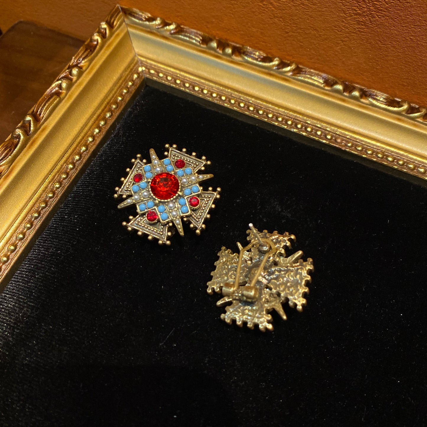 Vintage style designed crossing earrings shape brass 18k-gold plated with red rhinestone and turquoise beads.