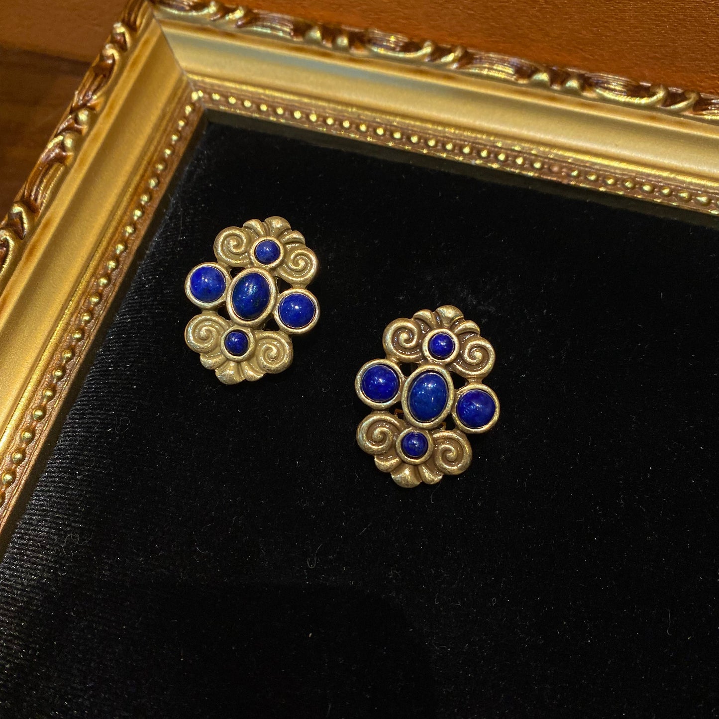 Vintage style design brass 18k-gold plated with lapis lazuli earring